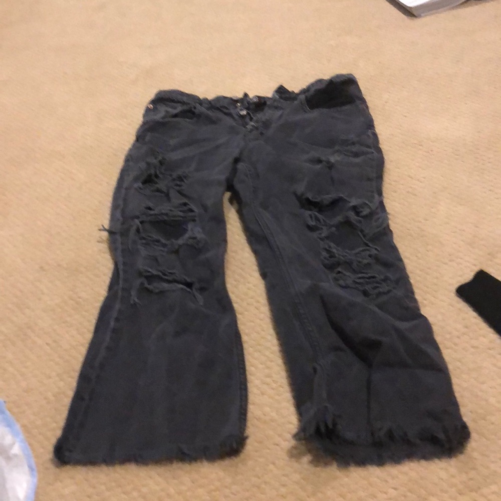 Black ripped cropped jeans